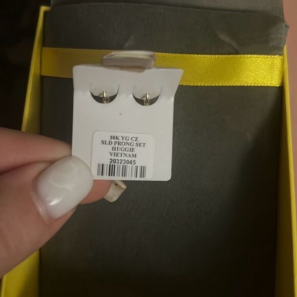 ✨Banger Cubic Zirconia Huggie Hoop Earrings in 10K Solid Gold✨ - Picture 8 of 9